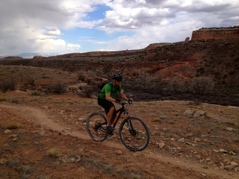 Rolling along the singletrack section nearest the edge of the rim.