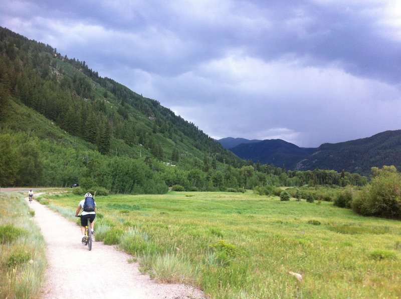 Cruising towards Independence Pass on the East of Aspen soft surface trail.