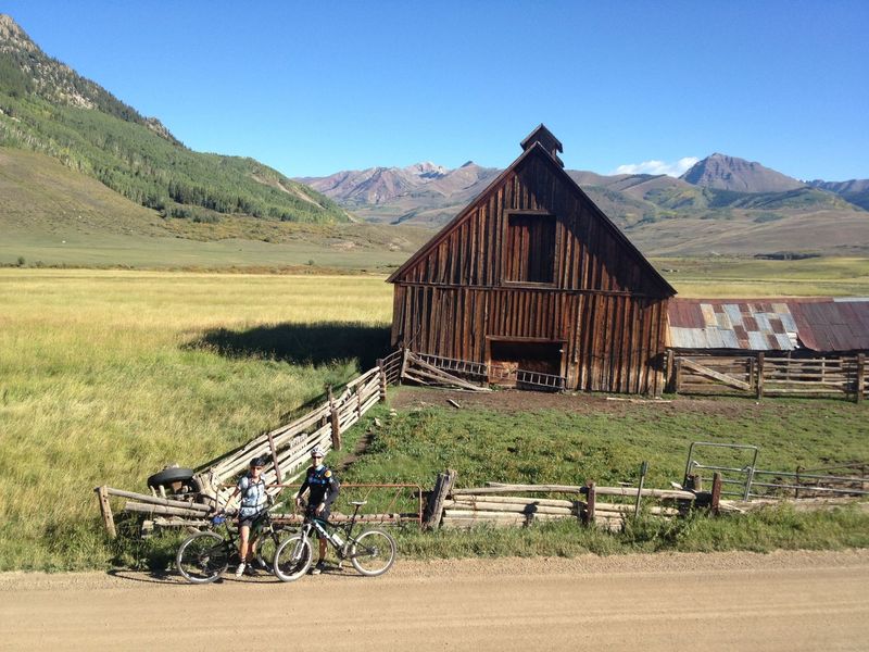 The barn is crooked, not the photographer!  On Brush Creek Rd, on our way to the Deer Creek Trail.