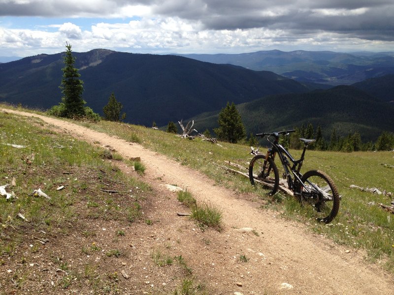 Smooth singletrack & the views begin almost immediately