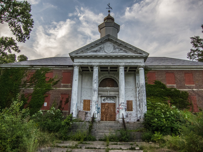 The abandoned administrative building of the former Metropolitan State Hospital (a psychiatric hospital that used to be located where there are now appartments)