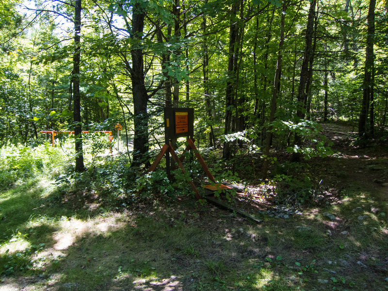 Hall Mtn Trail (left) and Hall Mtn singletrack (right) seen from Podunk Rd. This can be confusing since they start so close together.