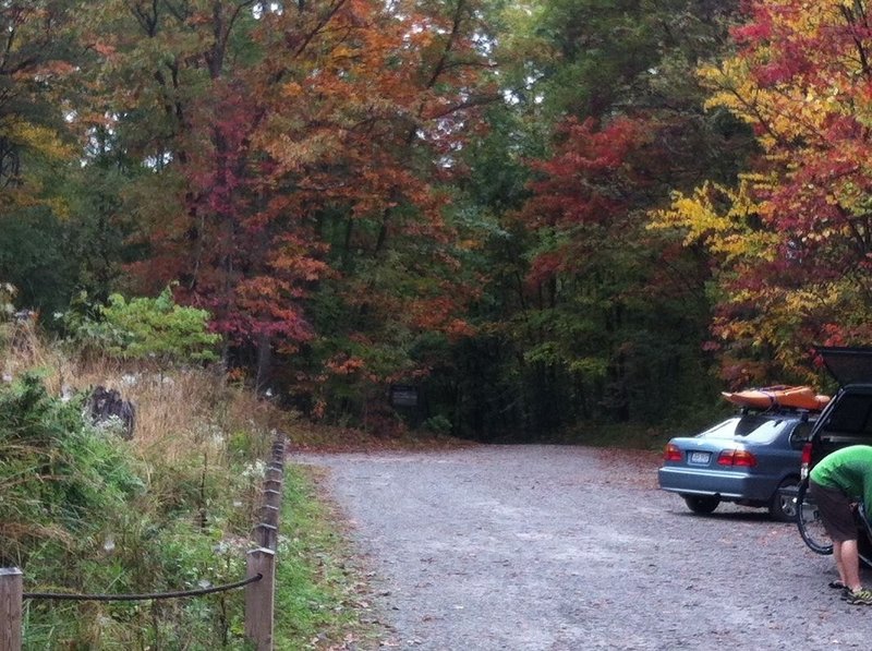 Fall foilage at trailhead.