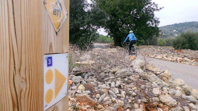 The trail is well sign posted outside of Benissa