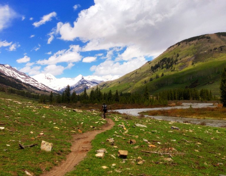 Easy singletrack that follows along the West-side of the Slate River.