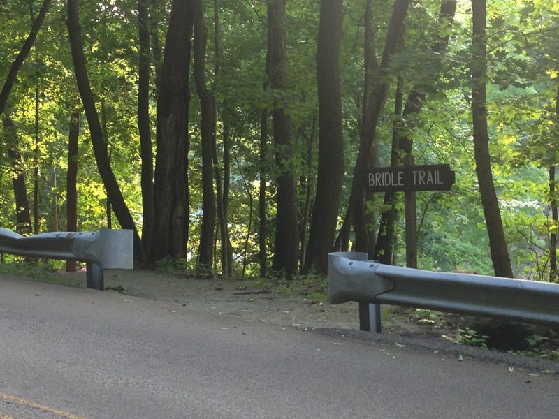 Bridle Trail Entrance off Riverview Dr