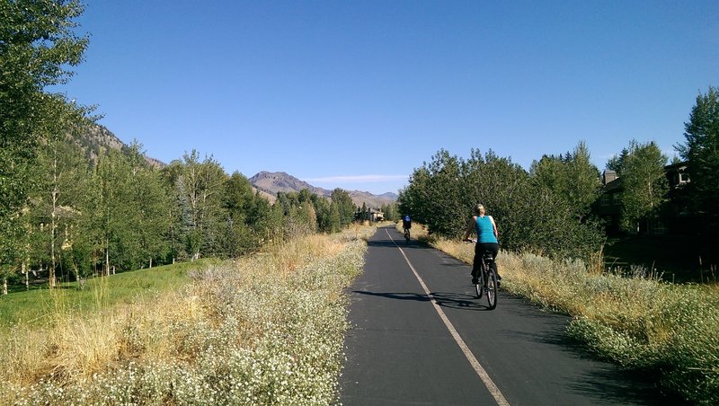 Section of Wood River Bike Path close to downtown Ketchum