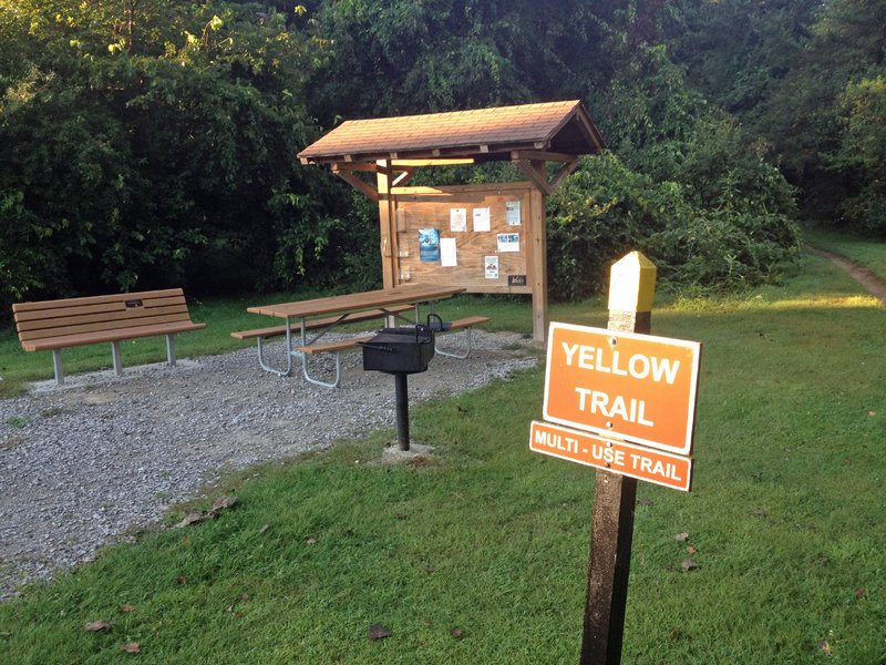 Picnic area and kiosk at Yellow Trail trailhead