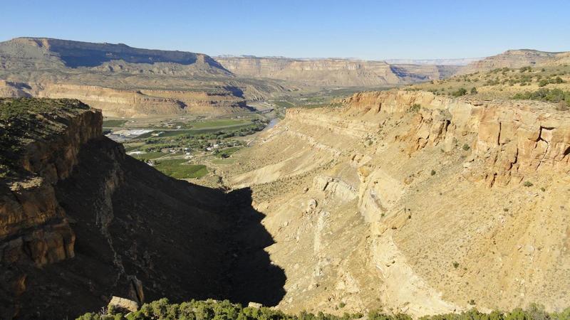 Palisade Rim Trail runs along the edge of the cliffs on the right, it's a long way down, hence the "Need to Know" section says to watch where you're going.  Nice views though.