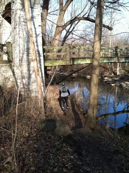 Trail goes right, under the bridge