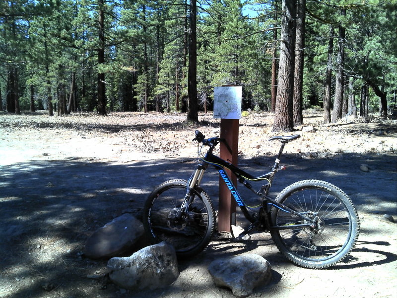 Right behind the photo is a large meadow and a picnic table. Wound be a great spot to have lunch.