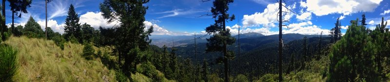 La vista desde el mirador en lo alto viendo al sur de la ciudad de México, los volcanes, el parque nacional Los Dínamos, y el volcán Ajusco