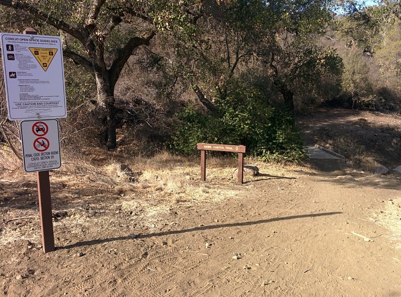 The intersection of Hawk Canyon and Western Plateau trails.