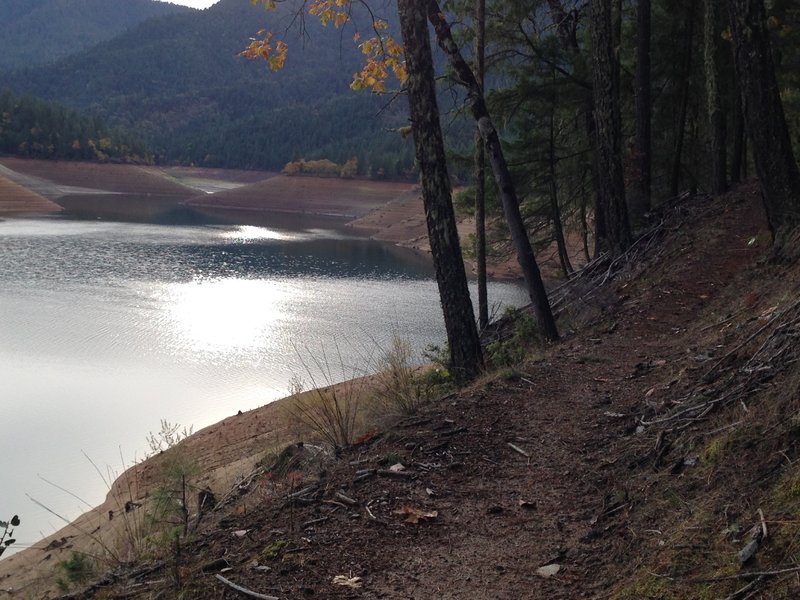 Da-Ku-Be-Te-De and Applegate Lake in the fall