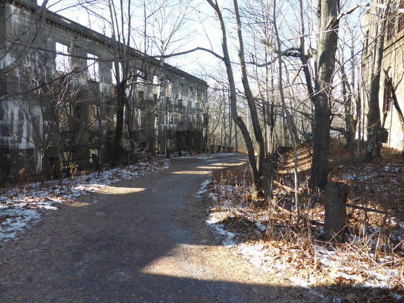 Creepy old mountain house ruins along Overlook Spur Trail (Red)