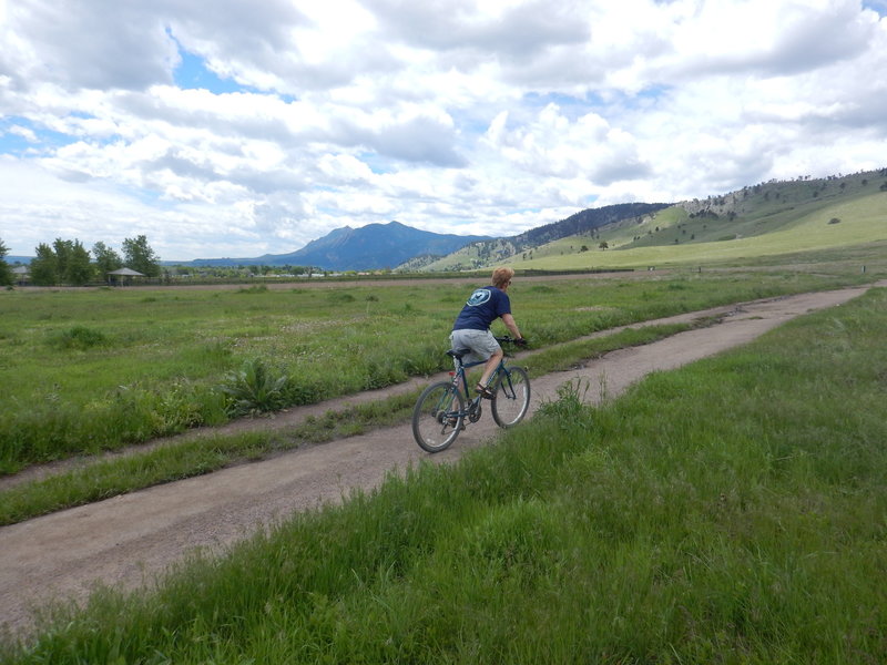 Easy flat terrain of the Foothills South Trail