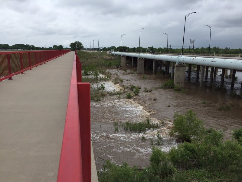 This path gets you underneath 21st and across the Big Ditch...before they built this in the early 2000's, you had to ride down the middle of the 21st street bridge on a narrow path for bikes and pedestrians.