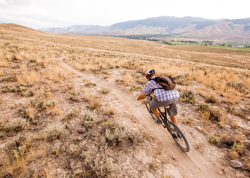 Heading south on the Discovery Hills trail.