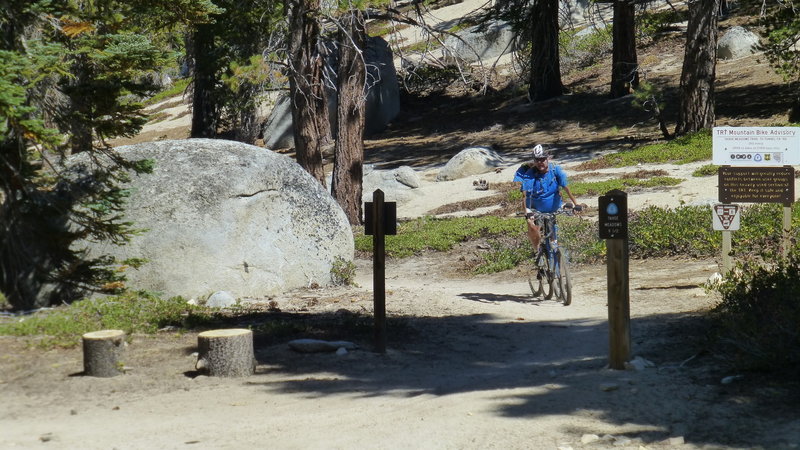 Four way intersection - go up and around the backside of the lake or head out to the Flume Trail.