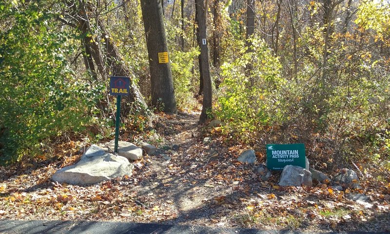 Entrance to The White Trail from the north parking lot.