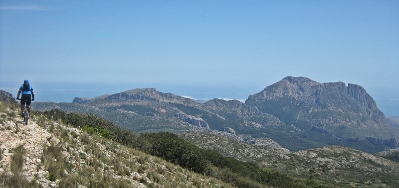 Ponotx, Puig Campana, Penyó Divino... the great wall of the Alicante's Mountains are here.