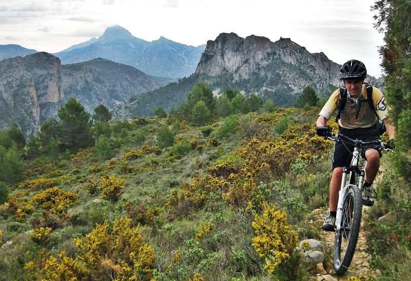 Amazing singletrack! To the bottom there can be seen the ruins of Garx's castle and Bèrnia's Peak.