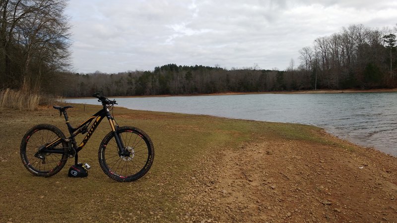 Lake access with a scenic viewpoint just off the trail.