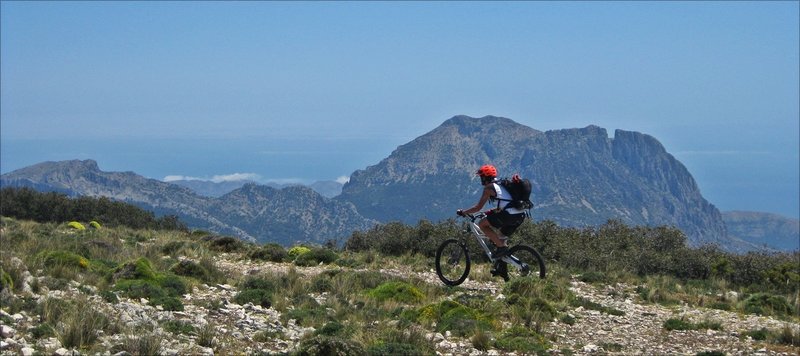 Great views to Puig Campana and the coast of Benidorm.