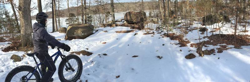 Nice scenic area to take pictures. Be sure to visit the large rocks along the shoreline at this point.