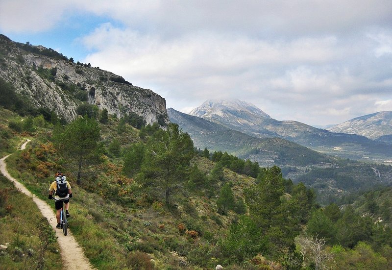 Singletrack towards Atanços's Arch. To the bottom, Serrella's Mountain.