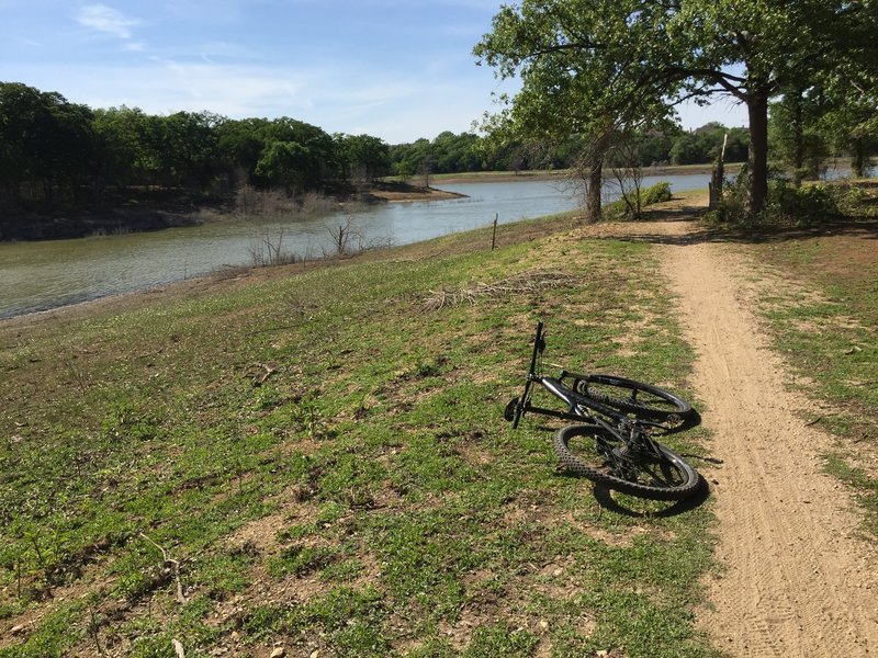 Nice singletrack around the lake.