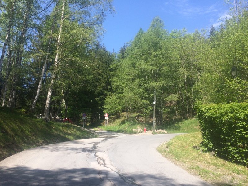 Start of trail. Bear left between the two signs along Chemin de Morand.