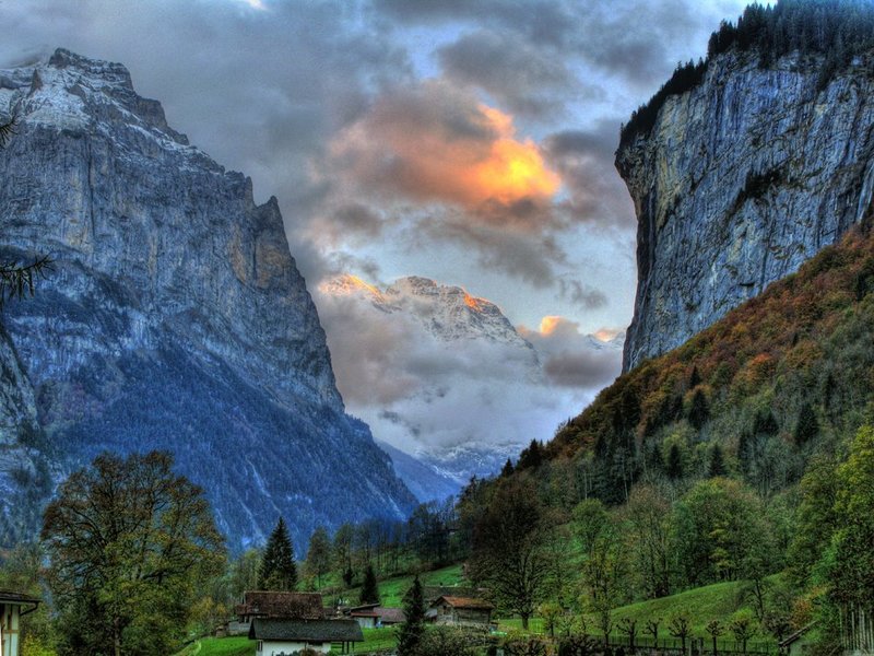 Twilight clouds on Lauterbrunnental.