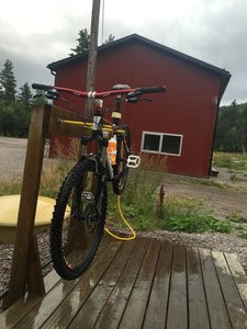 A bike wash and a place you can fill your waterbottle at the bottom.
