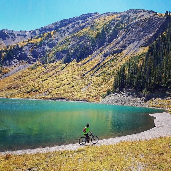 On the way to 401 Trail - Emerald Lake is a must stopover!!