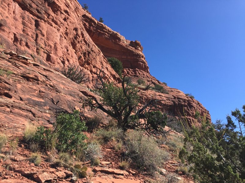 Inspiring cliffs add some wow factor to this ride!