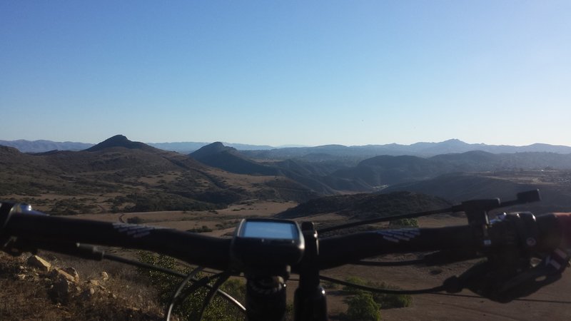 Going up the fire road, the entire plateau is opening up. Really pretty view!