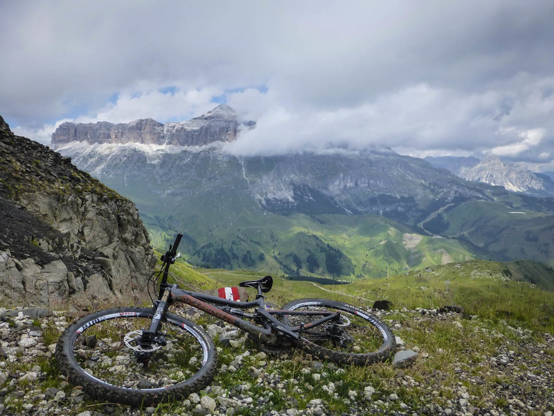 Getting ready for the long descent from the top of the Gorzo lift facing the Sella group.