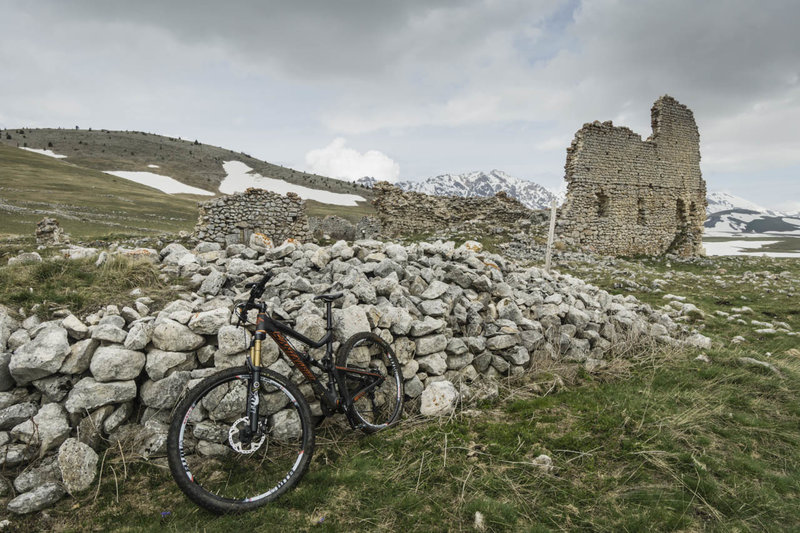 The ruins of a small farm or barracks guarding the Campo Imperatore.