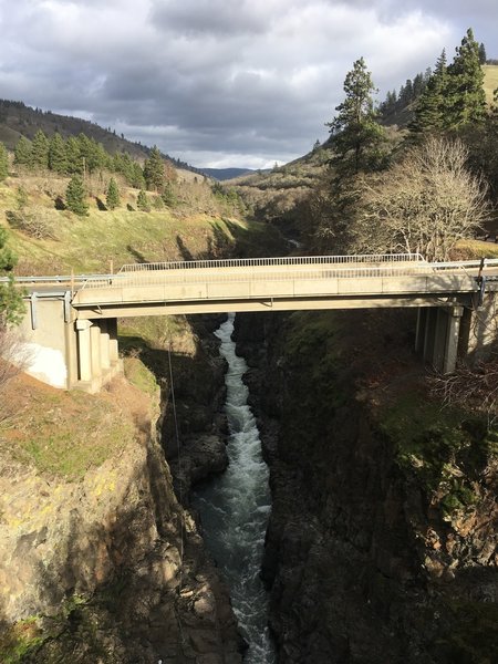 A bridge spanning the Klickitat River.