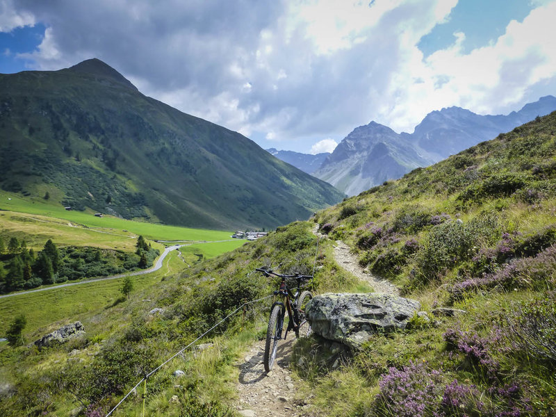 Try not to crash while enjoying the views on the singletrack between Rinerhorn and Sertig.