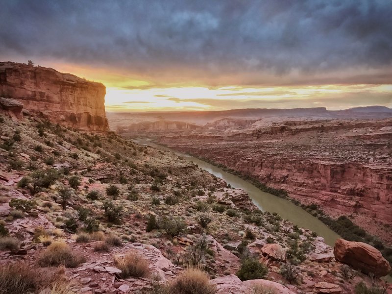 The sun sets along the edge of the Porcupine Rim Trail.