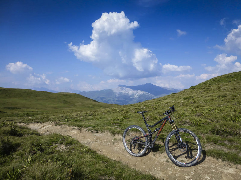 Expect typically smooth singletrack running through the Durannapass, with Austria in the background.