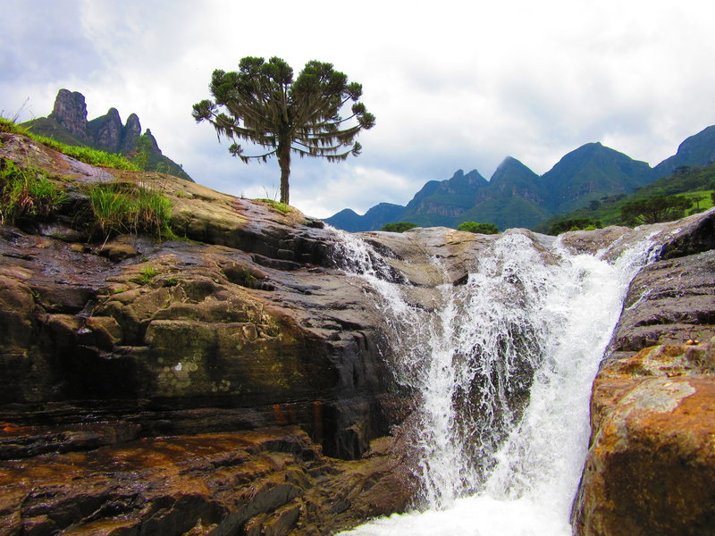 The Itajaí-Açu river flows with the view of the Three Soldiers on the left.