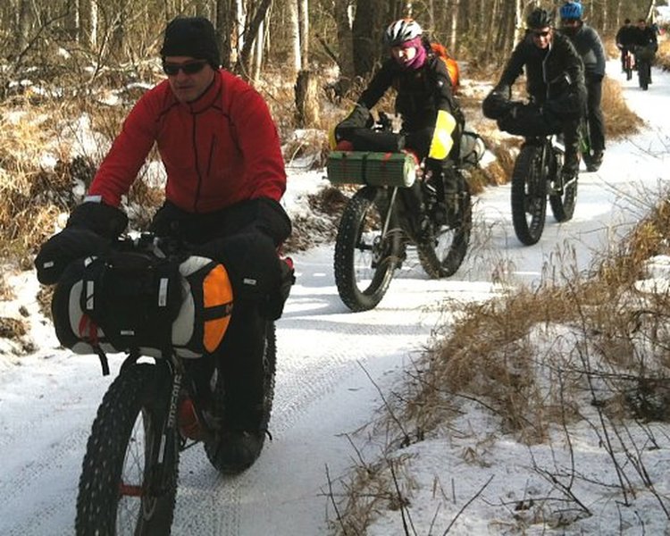 ITI racers head out from Knik Lake in 2015.