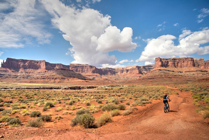 On day 1 of the White Rim Trail in Canyonlands NP, the views are already otherworldly.