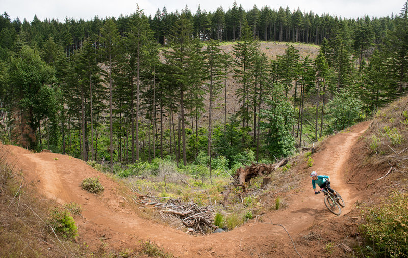 Nikki Hollatz flows down Kleeway during the 2016 Cascadia Dirt Cup. Post Canyon, OR.