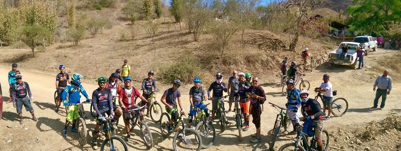 Group photo before everyone takes | ENVA Endureros Vallarta El Jorullo, Jalisco Mexico.