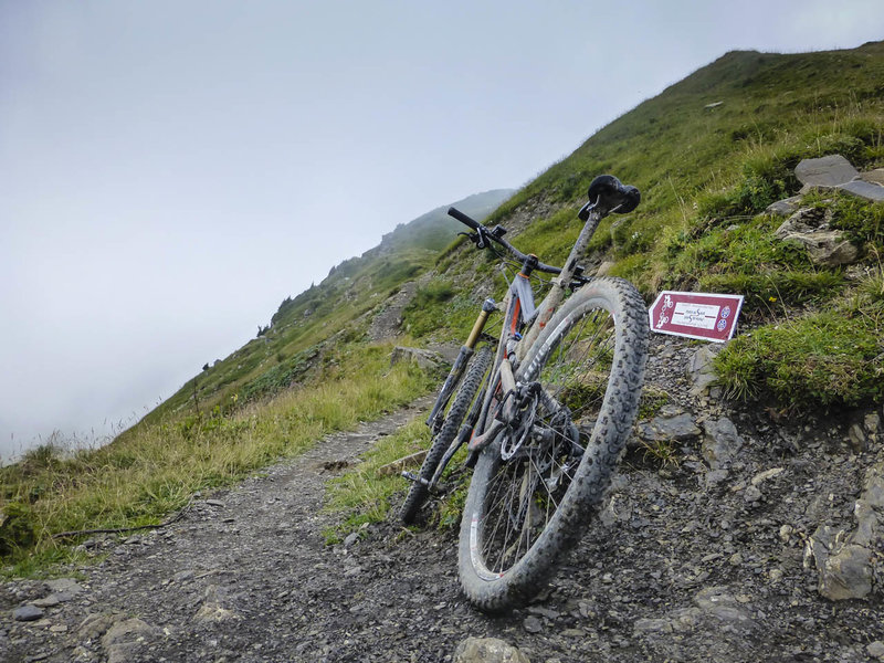 Awesome singletrack just below the crest with a steep drop to the left, all engulfed in a thick fog - ride on!