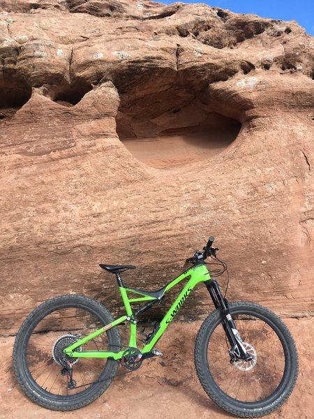 Leaning the Stumpjumper onto a pocketed rock formation on the Slickrock Practice Loop.